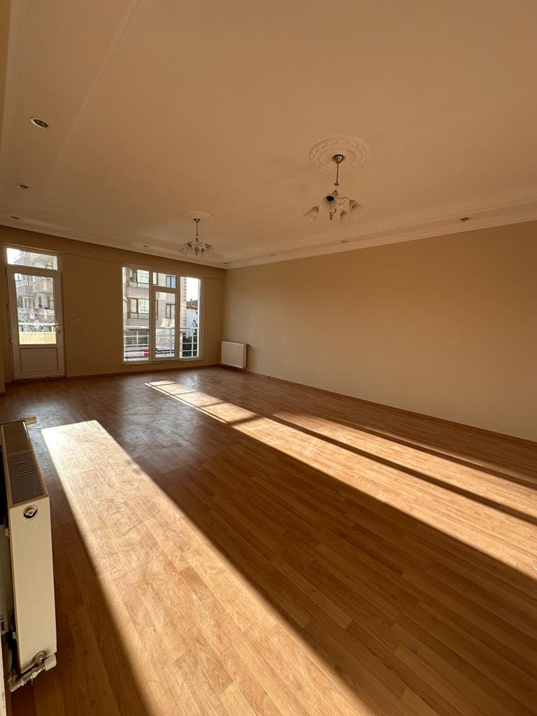 KAYSERİ DEVELİ ÇARŞI MERKEZDE ANA CADDE ÜZERİ SATILIK GENİŞ DAİRE